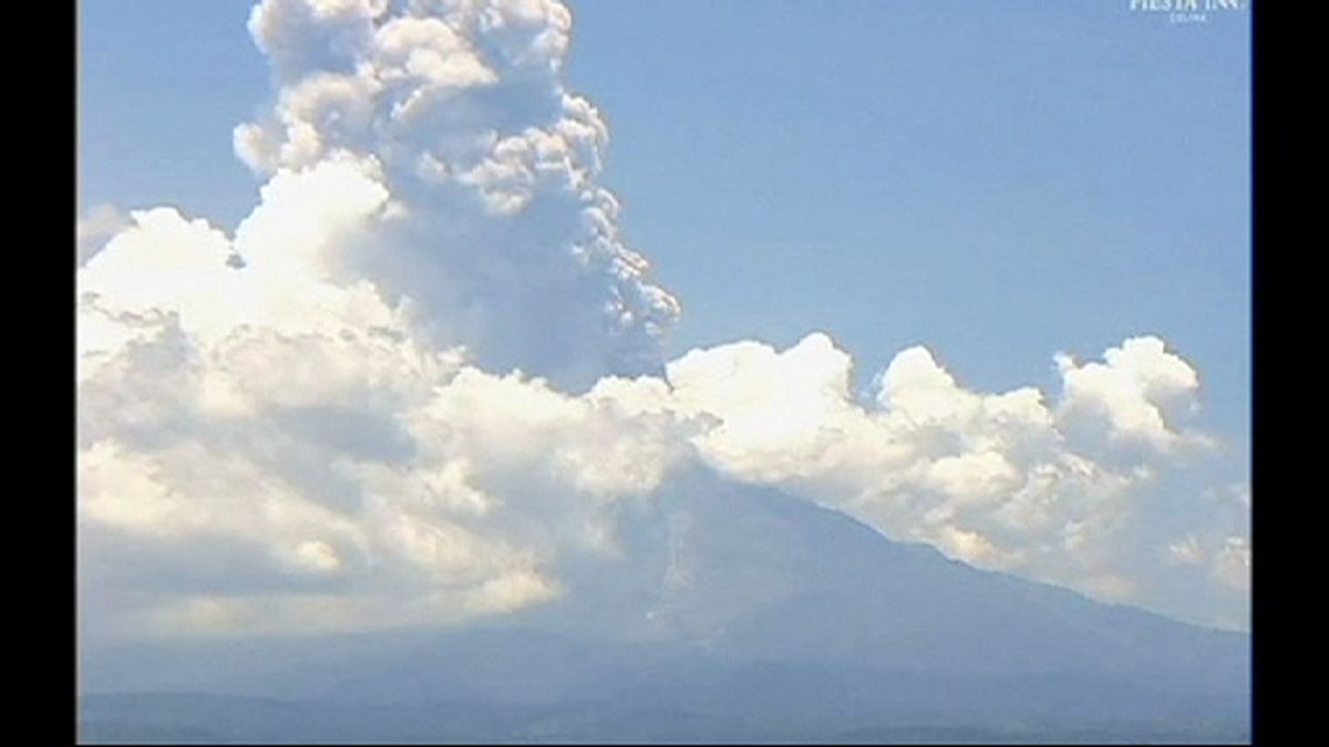Colima volkanı yine uyandı