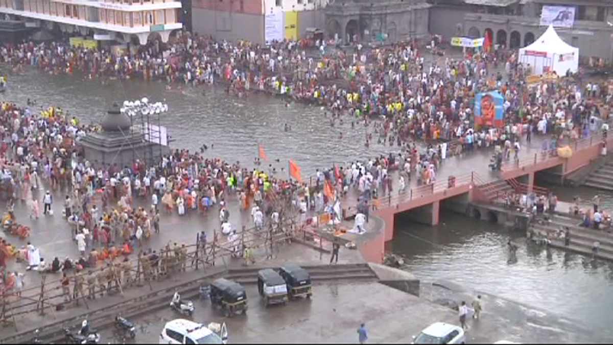 آلاف الحجيج الهندوس يتدفقون على نهر غودافاري