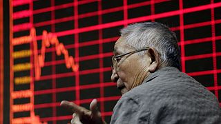 Китайские биржи открылись взлётом и падением