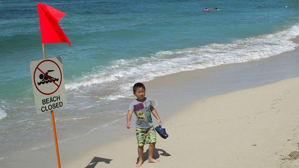 Пляж Вайкики в Гонолулу: купаться запрещено!