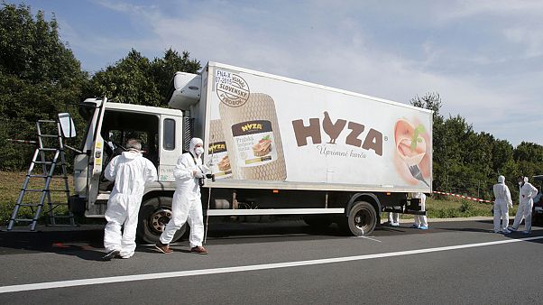 Austria, strage di migranti: in decine sono morti soffocati in un tir Austria, strage di migranti: in decine sono morti soffocati in un tir