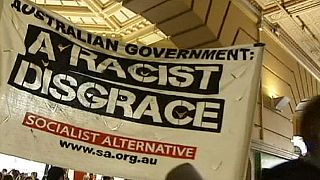 Australia: a Melbourne una protesta costringe autorità migratorie a marcia indietro. Annullato un controllo-visti per strada