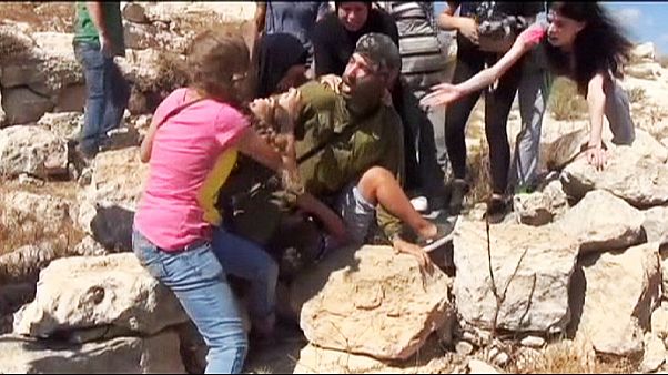 Cisjordania: niños y mujeres impiden el arresto de un joven Cisjordania: niños y mujeres impiden el arresto de un joven