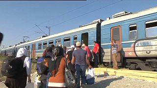 Refugiados sirios reclaman en Budapest trenes hacia Alemania