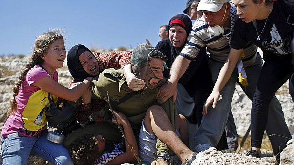 Cisjordanie : tentative d'arrestation d'un petit garçon par un soldat israélien Cisjordanie : tentative d'arrestation d'un petit garçon par un soldat israélien