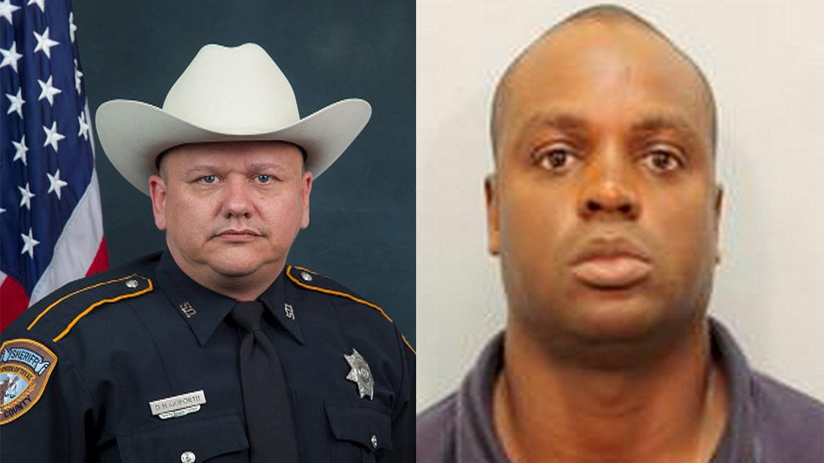 مردم در تگزاس به پلیس کشته شده ادای احترام کردند