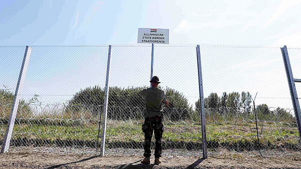 Fähre bringt erneut tausende Flüchtlinge von den griechischen Inseln Fähre bringt erneut tausende Flüchtlinge von den griechischen Inseln