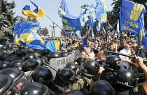 إصابة نحو 100 شرطي أوكراني خلال إشتباكات بين الشرطة ومتظاهرين بعد إقرار تعديل الدستور