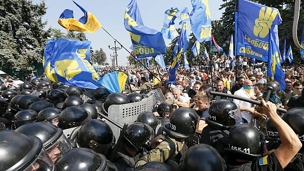 Ukrayna parlamentosu önünde çatışma: 1 ölü 100 yaralı Ukrayna parlamentosu önünde çatışma: 1 ölü 100 yaralı