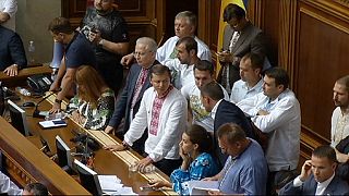 موافقان و مخالفان اعطای خودمختاری بیشتر به مناطق شرقی در پارلمان اوکراین