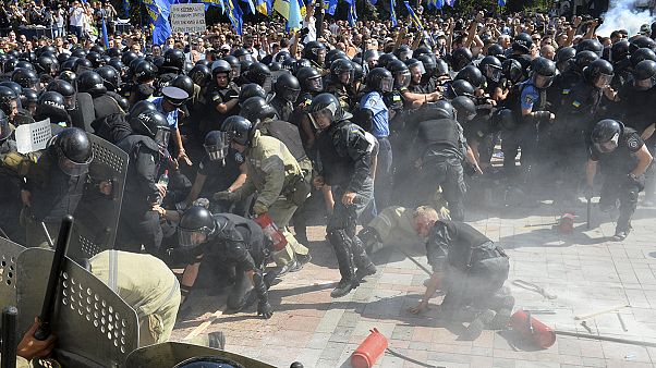 Scontri tra polizia e estrema destra a Kiev, un agente ucciso Scontri tra polizia e estrema destra a Kiev, un agente ucciso