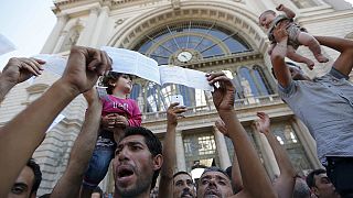 Crisi migranti: centinaia di migranti fuori dalla stazione di Budapest. Proteste