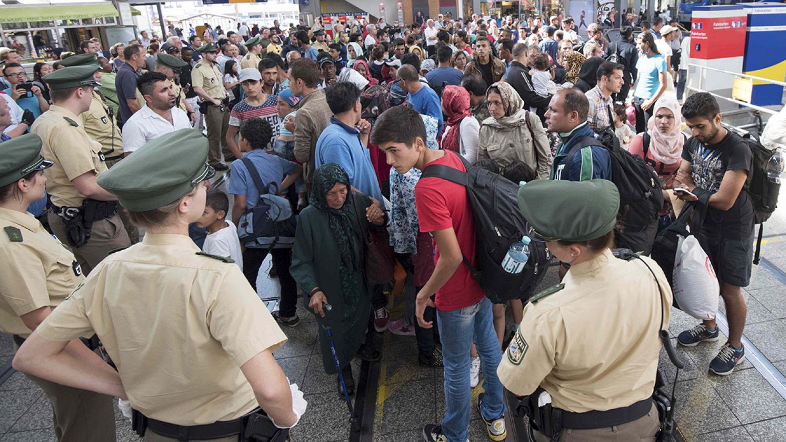 Des centaines de migrants arrivent à Munich en train