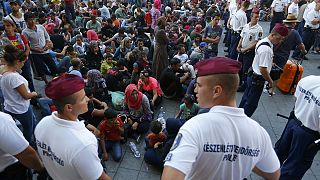 Menekültek százai rekedtek a Keleti pályaudvarnál