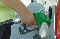 إنخفاض  أسعار النفط تؤدي إلى تراجع أسعار الوقود