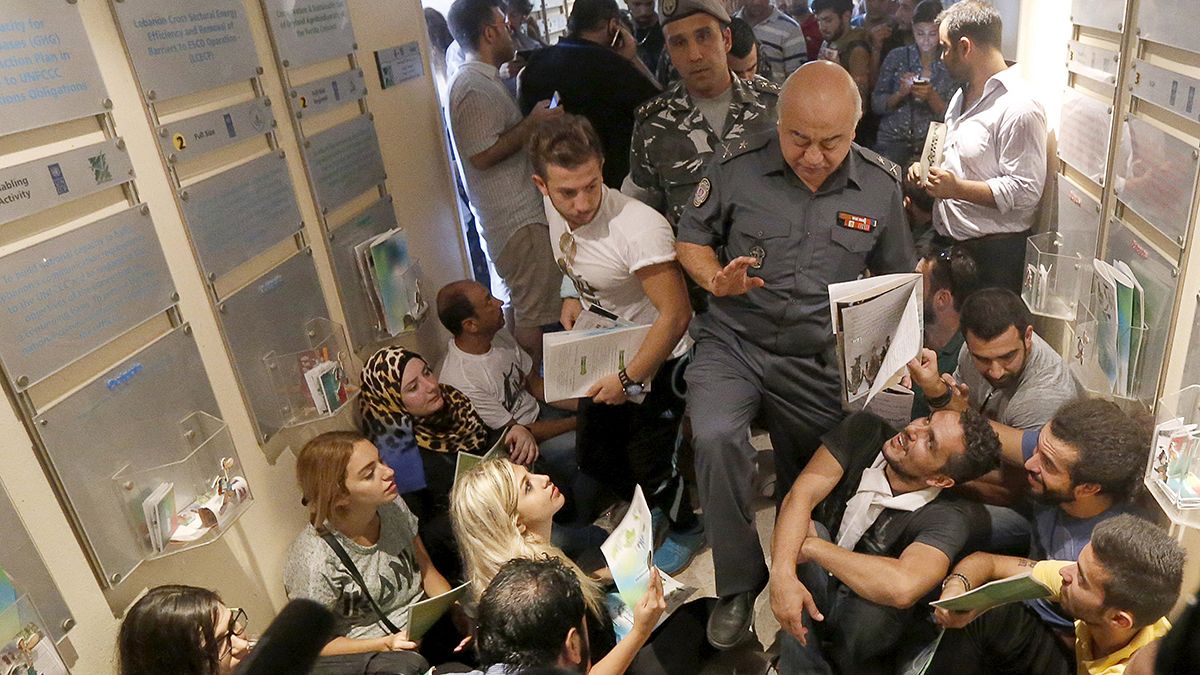 Benyomultak a tiltakozók egy bejrúti minisztérium épületébe