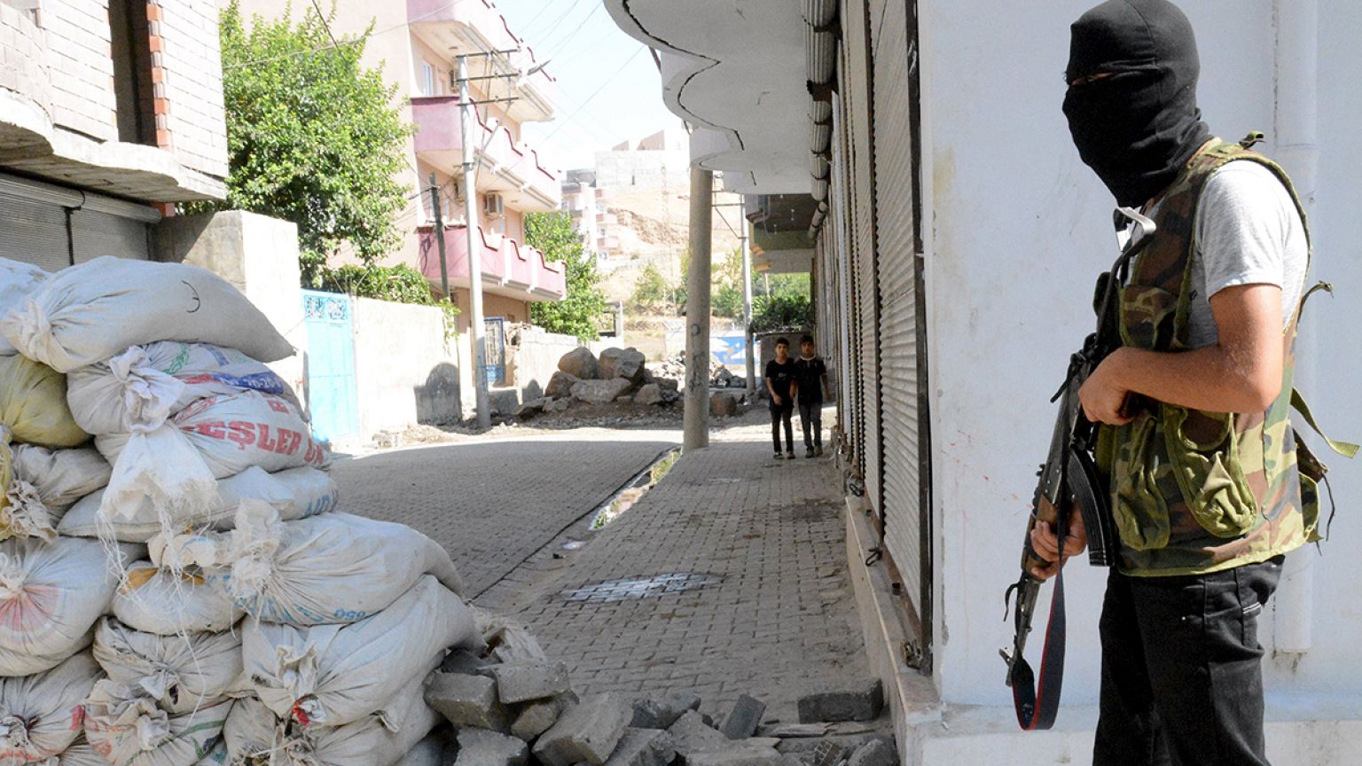 مقتل جندي تركي وفقدان آخر في منطقة متاخمة للحدود السورية