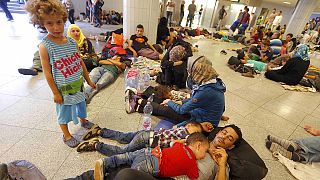 Göçmenlerin Budapeşte'deki tren garında bekleyişi sürüyor