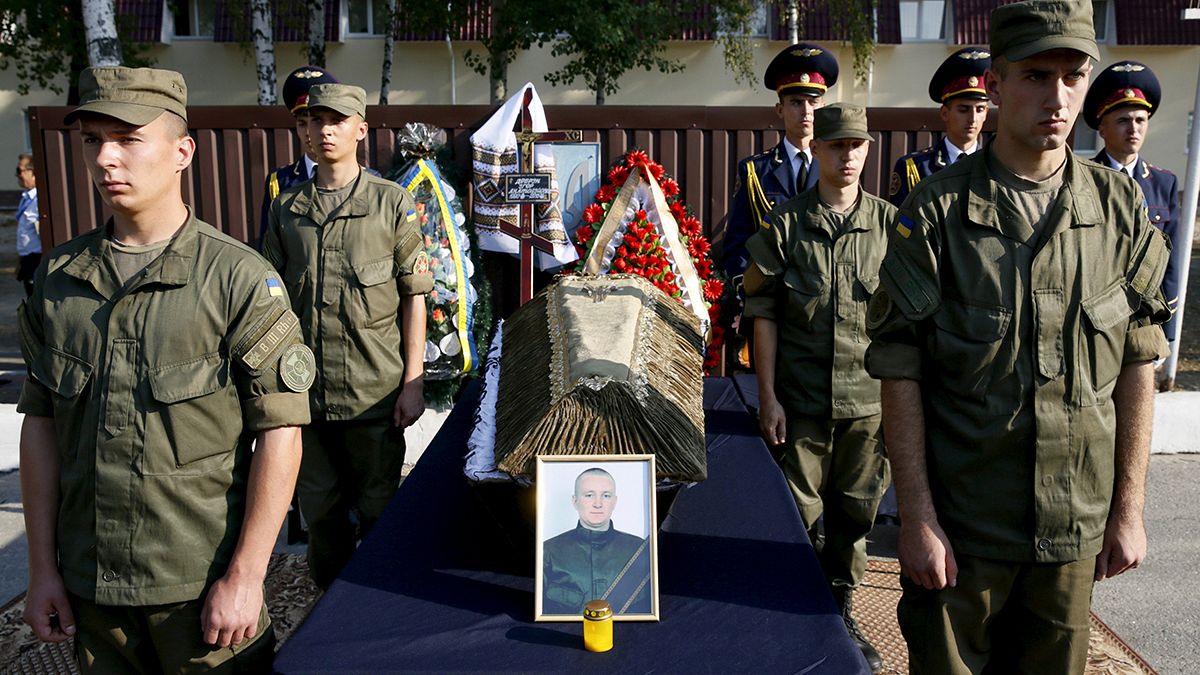 Ucrânia enterra militar morto durante protestos em Kiev
