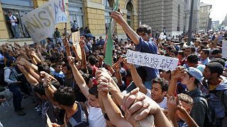 Cientos de refugiados piden frente a la estación de Keleti poder viajar a otros países