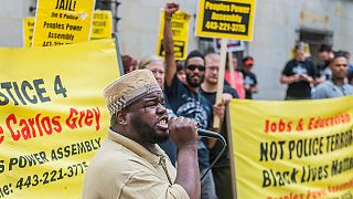 США: суд в Балтиморе отверг требования защиты снять с полицейских обвинения в убийстве Фредди Грея