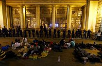 Budapeşte'de binlerce mülteci geceyi tren istasyonunda geçiriyor