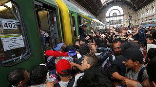Refugiados avançam pela estação de Budapeste