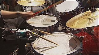 Jason Barnes, baterista gracias a un brazo robótico