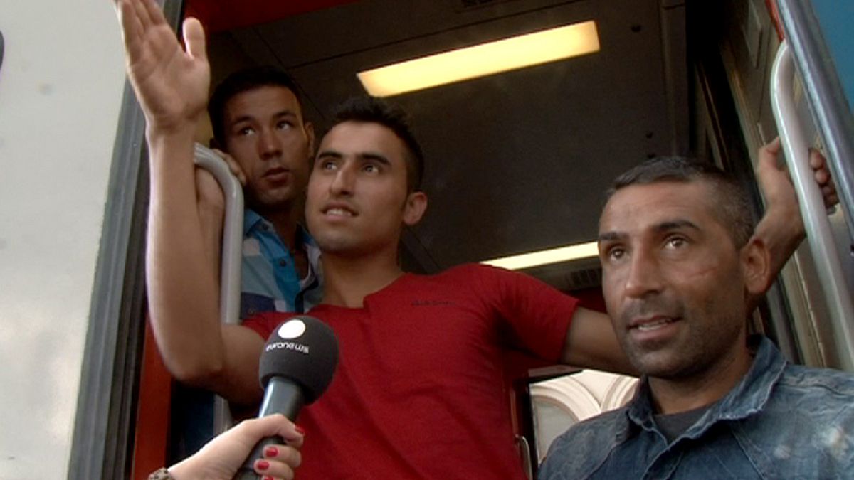 اللاجئون في المجر يرفضون النزول من القطار على أمل الذهاب إلى النمسا