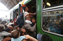 Feltartóztatja a menekültekkel teli vonatokat a magyar rendőrség
