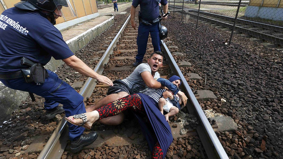 Visszaengedték a vonatra a menekülteket Bicskénél