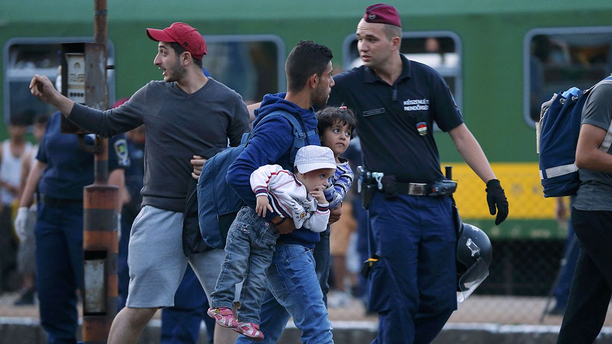Tumulte in Bicske: Ungarn stoppt Migrantenzug auf Provinzbahnhof