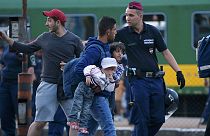 Macaristan: Mülteci kampına götürülmek istenen sığınmacılar treni terk etmiyor