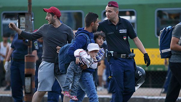 Centenas de refugiados bloqueados em comboios às portas da Europa Centenas de refugiados bloqueados em comboios às portas da Europa
