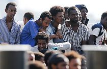 إيقاف مهربين للمهاجرين في إيطاليا