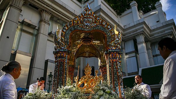 Für das "Vertrauen in die Sicherheit": Thailand repariert Bombenschäden an Statue im Erawan-Schrein Für das "Vertrauen in die Sicherheit": Thailand repariert Bombenschäden an Statue im Erawan-Schrein