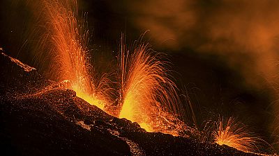 Извержение вулкана Питон-де-ла-Фурнез на острове Реюньон
