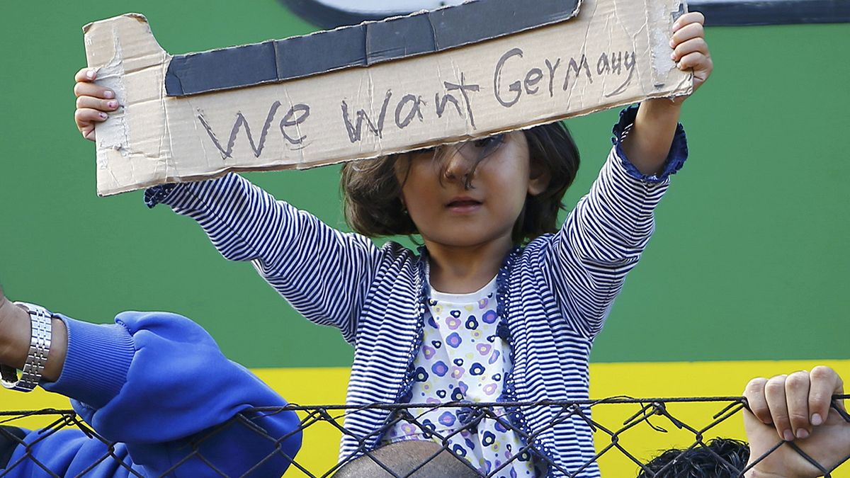 Refugiados recusam campos da Hungria: "Queremos ir embora"
