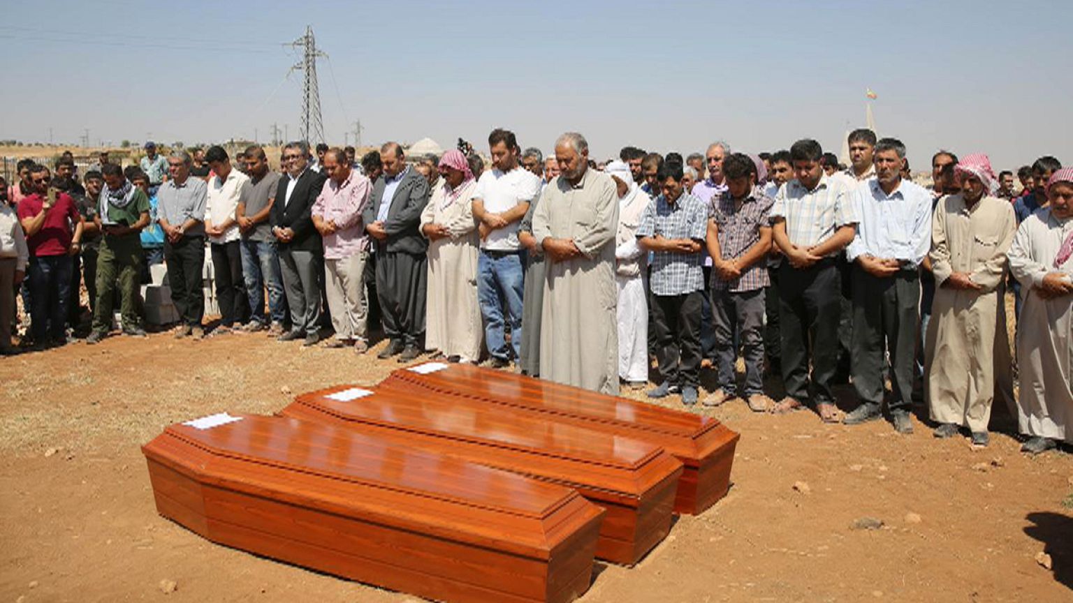 الصغير آلان الكردي يوارى الثرى في عين العرب كوباني مع أمه وأخيه