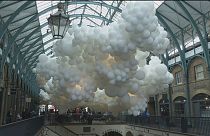 Schwebendes Kunstwerk aus 100.000 Luftballons