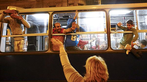 A cél Hegyeshalom: buszok indulnak a menekültekért A cél Hegyeshalom: buszok indulnak a menekültekért