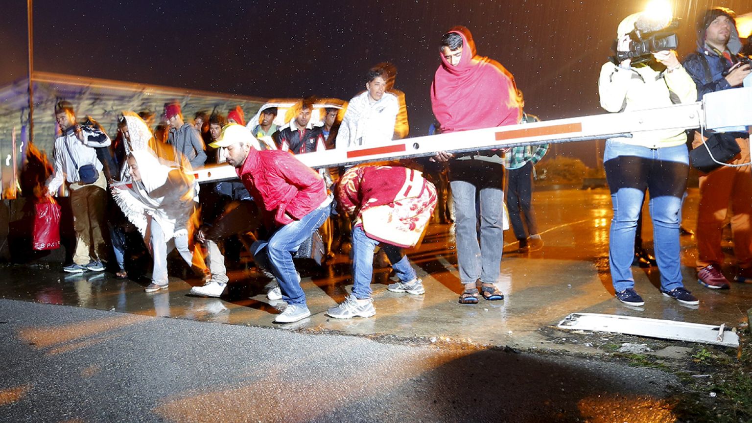 Ausreiseerlaubnis erteilt: Erste Flüchtlinge aus Budapest in Österreich eingetroffen
