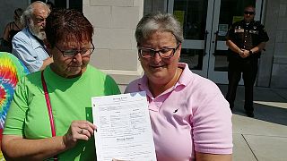 Kentucky county issues gay marriage licences after clerk's jailing