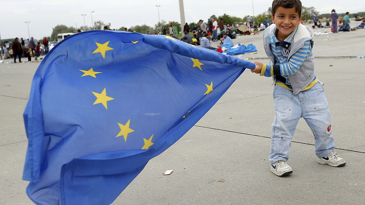 Megint gyalog keltek útra Magyarországról a menekültek - a szombati nap krónikája
