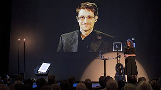 Edward Snowden "recebe" prémio à distância