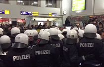 Германия - мигрантам: "Добро пожаловать" или "Посторонним въезд запрещен"
