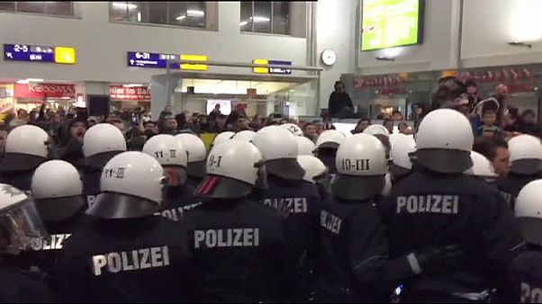 Demo für und gegen Flüchtlinge am Bahnhof in Dortmund Demo für und gegen Flüchtlinge am Bahnhof in Dortmund