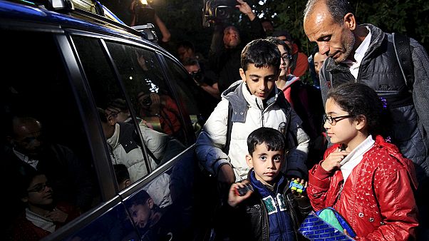 Freiwillige Helfer in Privatautos bringen Flüchtlinge über ungarische Grenze Freiwillige Helfer in Privatautos bringen Flüchtlinge über ungarische Grenze