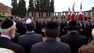 Francia entierra finalmente los restos de víctimas del Holocausto