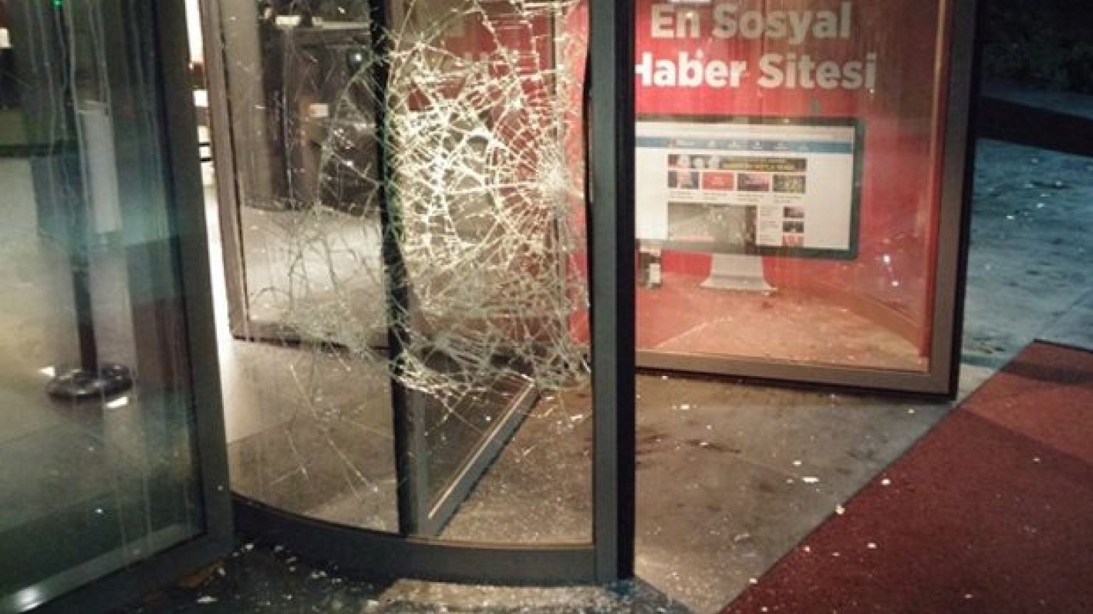 Göstericiler Hürriyet Gazetesi'ni bastı